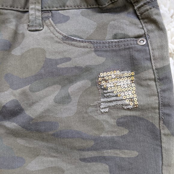Girl's Mudd Camo shorts - Picture 2 of 4